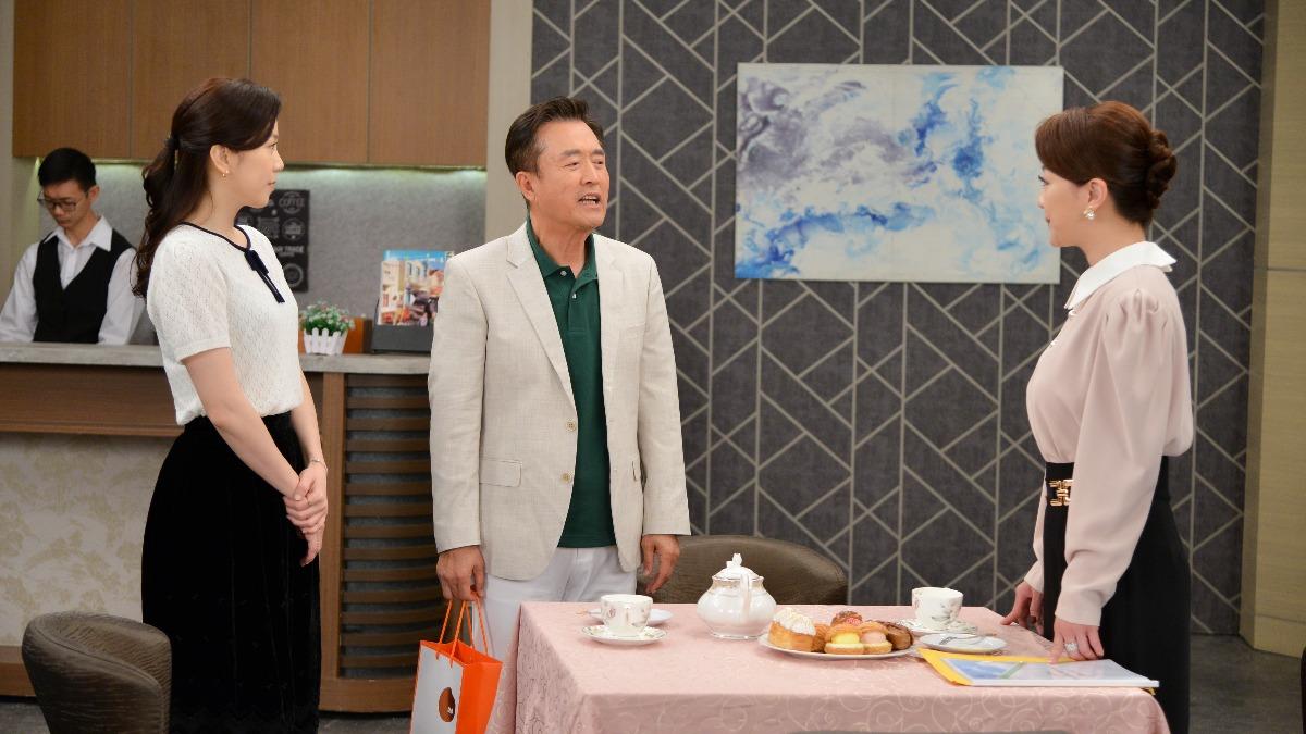 檢場(中)回歸八點檔狀態超好。(圖/三立提供)