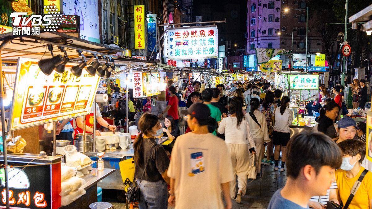 怨夜市貴又要排超久!他問「哪些必吃」 網嘆1事:只能當散步