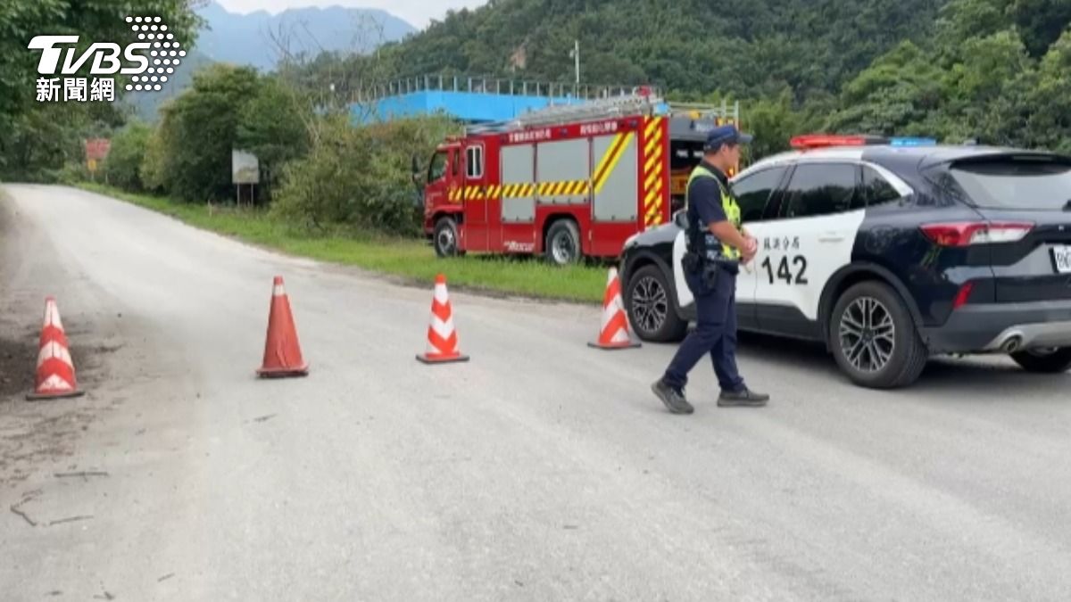 警消獲報趕抵救援受困男子。(圖/TVBS)