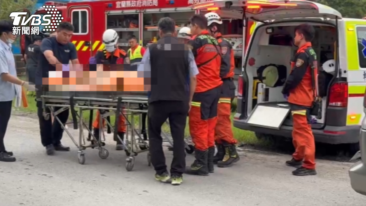 皮卡車中駕駛被救出後已死亡。(圖/TVBS)