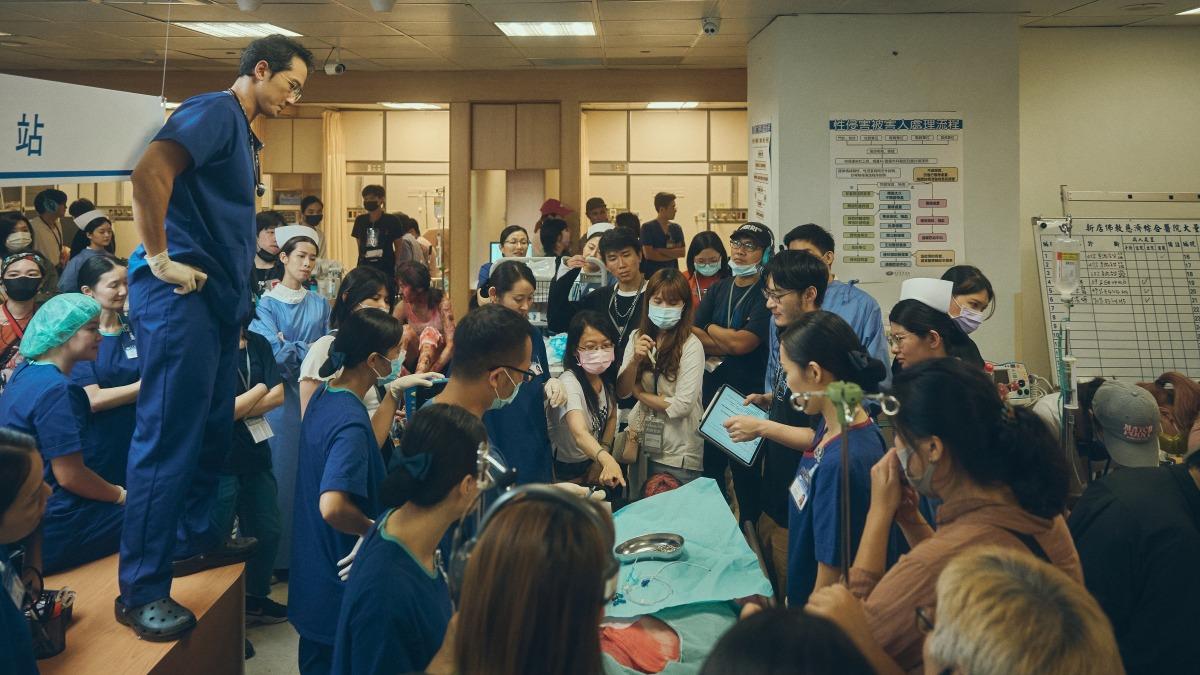 《院長爸爸》還原八仙塵爆搶救景象。(圖/大愛電視提供)