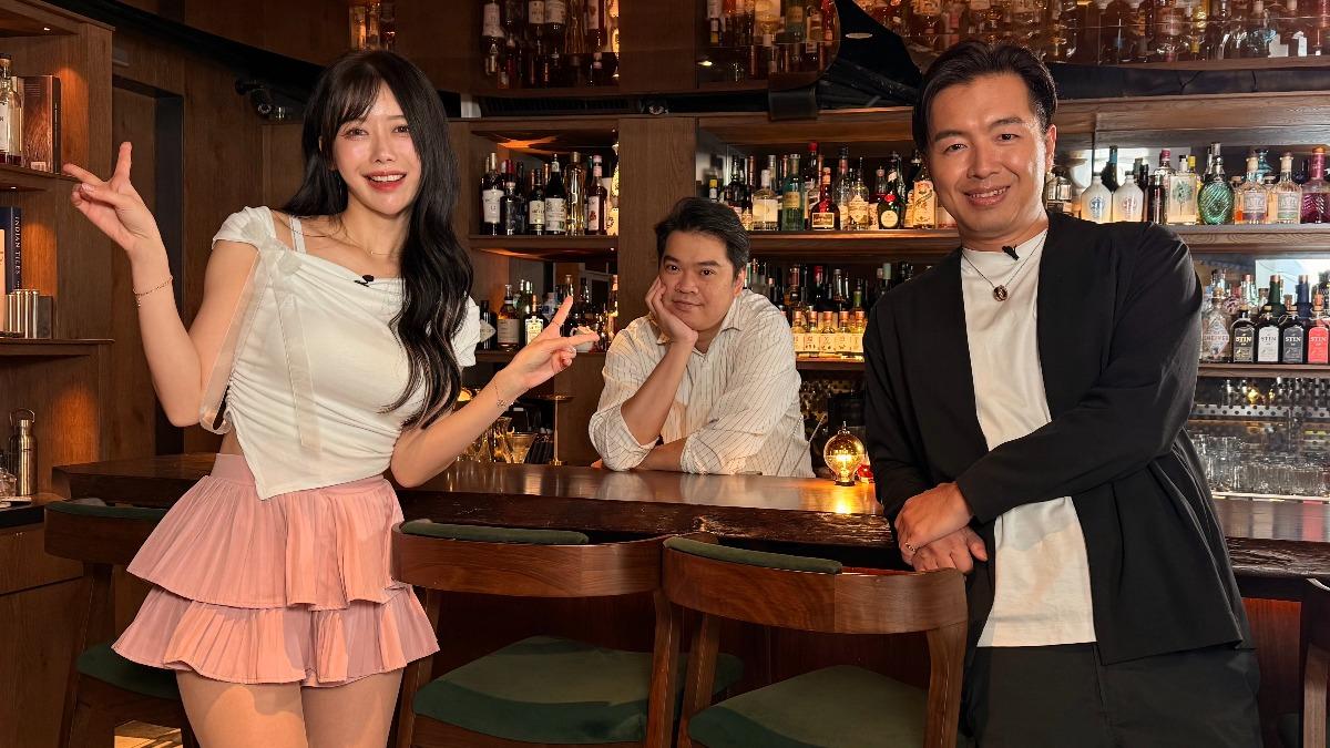 李雅英、酒吧Monkie主理人Ian及主持人鄭偉柏。(圖／《Talk一杯》提供）