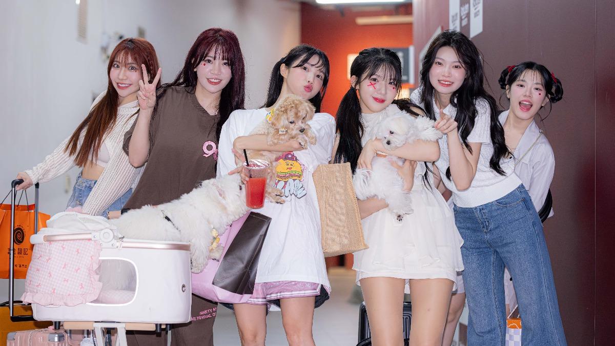 女孩們帶著寵物下班。（圖／樂天桃猿提供）