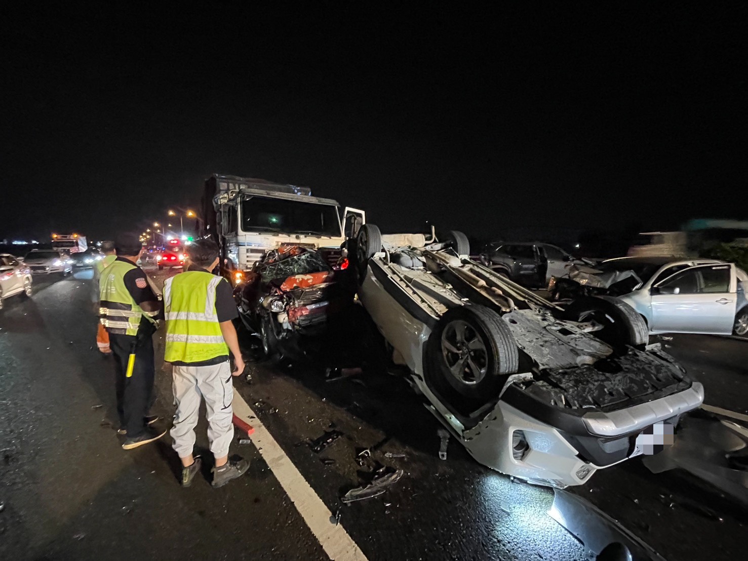 快訊/國道1號台南路段重大事故 「8車追撞」5人受傷送醫