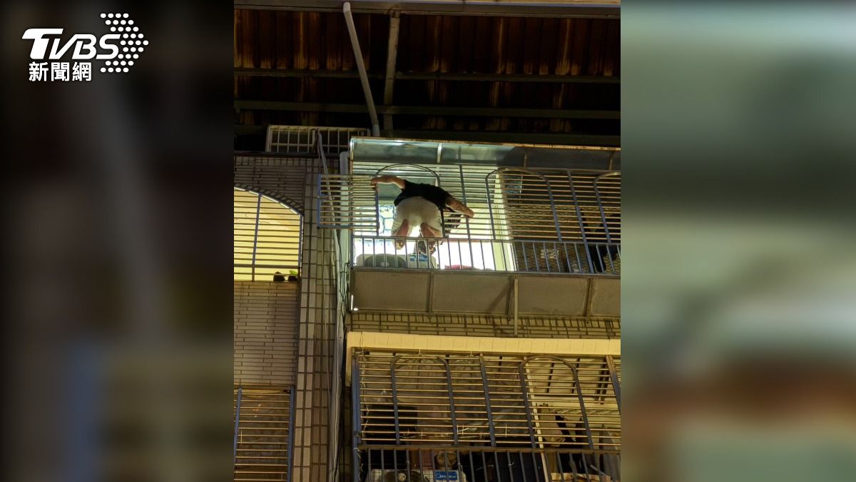 桃園男酒醉失控咆嘯!「蜘蛛人式」攀附鐵窗 警速拖進屋內壓制