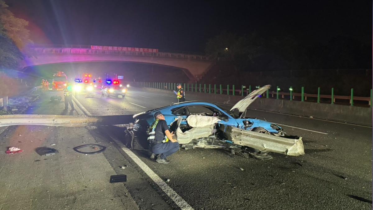 國三關廟段車禍!保時捷自撞「護欄嵌進車身」 駕駛臟器外露亡