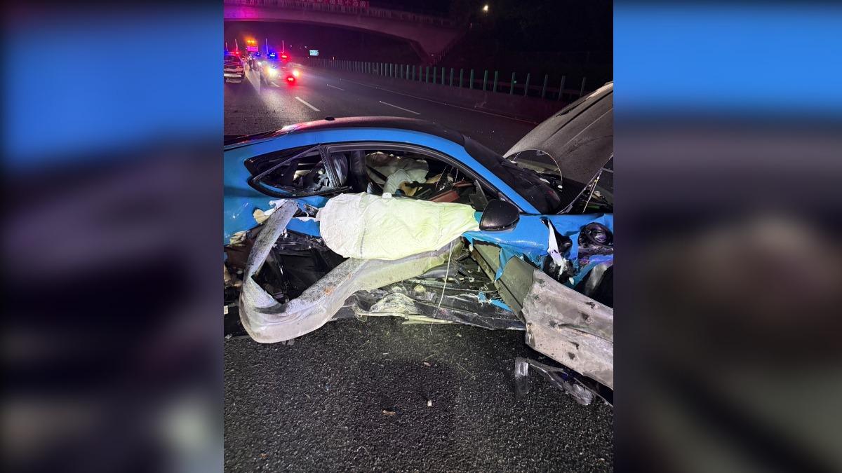 該車輛自撞護欄,車體近乎全毀。(圖/翻攝自記者爆料網)
