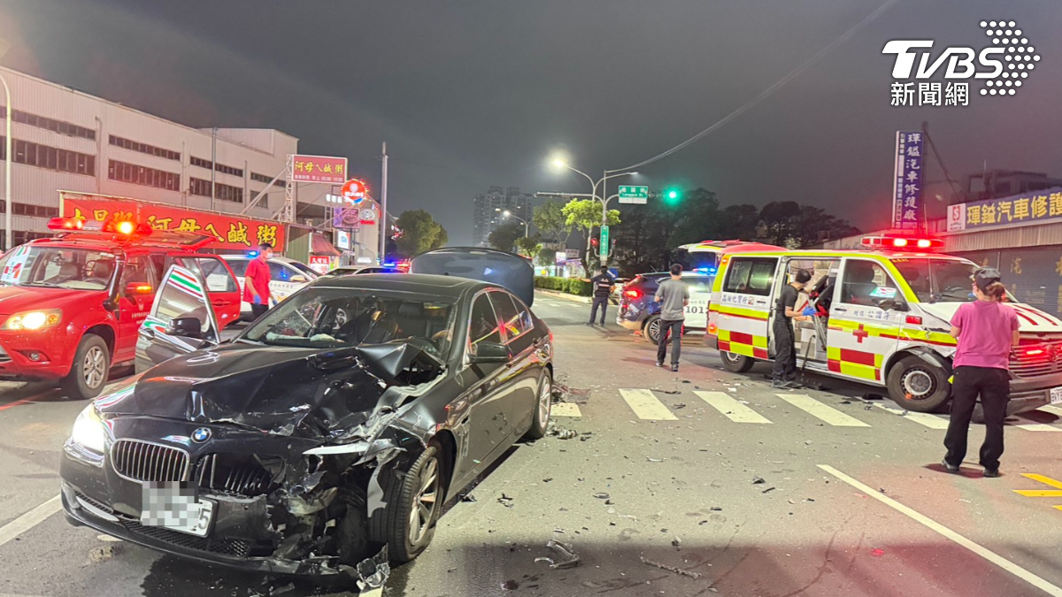 台南鳴笛救護車闖燈!撞BMW零件猛噴一地 3人急送醫