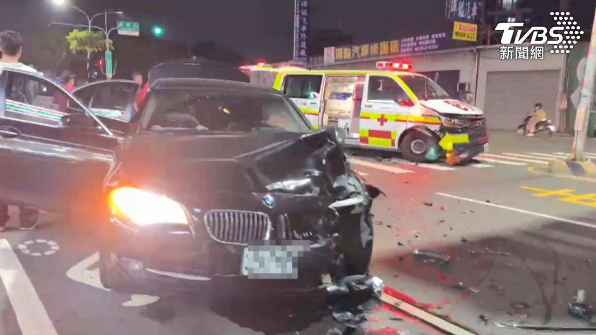 台南鳴笛救護車與BMW發生碰撞。(圖/TVBS)