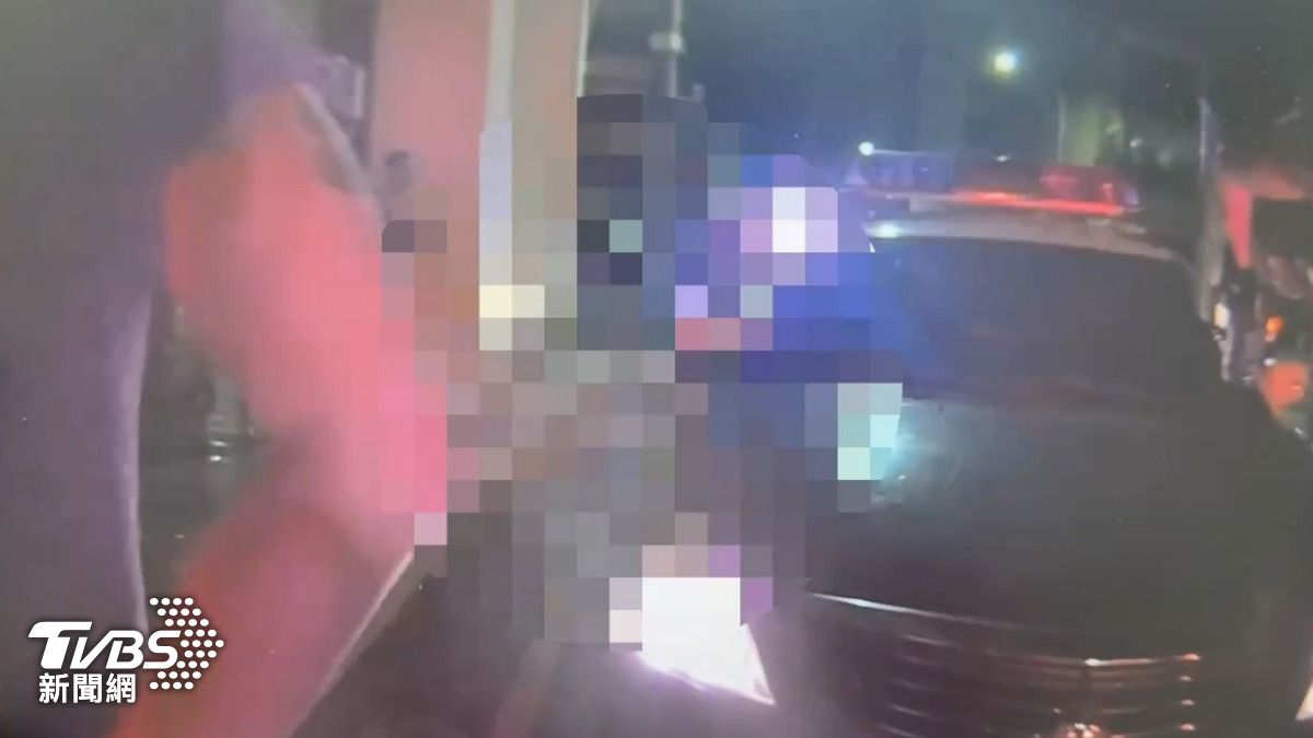 東區酒吧發生砍人糾紛，警方持槍控制現場。（圖／TVBS）