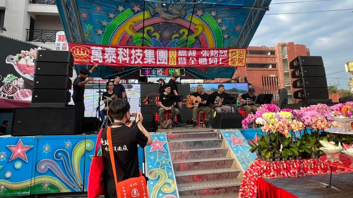 謝銘祐獻唱他為媽祖創作的歌曲〈聖母〉。(圖/翻攝自謝銘祐臉書)