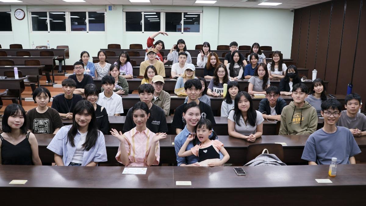于卉喬受邀至國立臺灣大學童癌童語服務社演講。(圖/光意娛樂提供)
