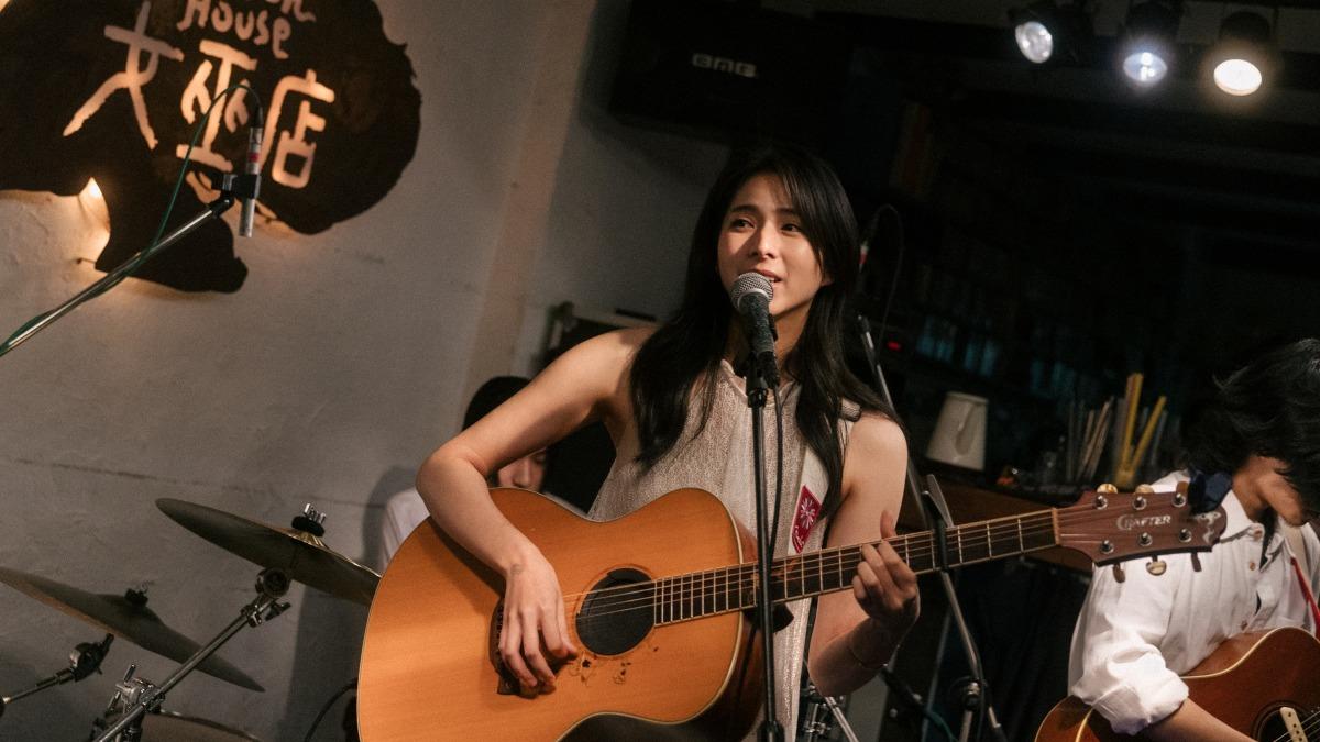 袁漠遙跟歌迷合唱《花香2》片頭曲〈找到你了〉。（圖／周子娛樂提供）