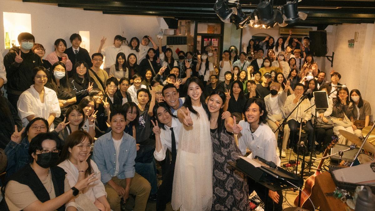 袁漠遙首場音樂會塞爆女巫店。(圖/周子娛樂提供)