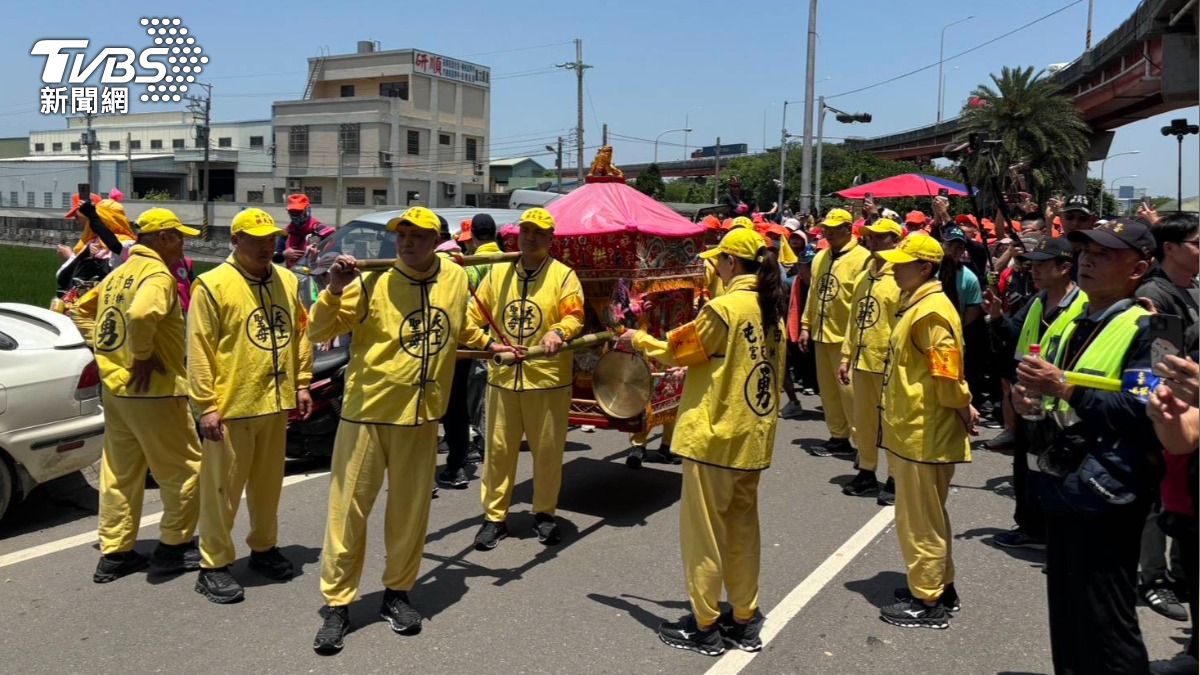 有「粉紅超跑」之稱的白沙屯媽祖。(圖/林冠丞攝)