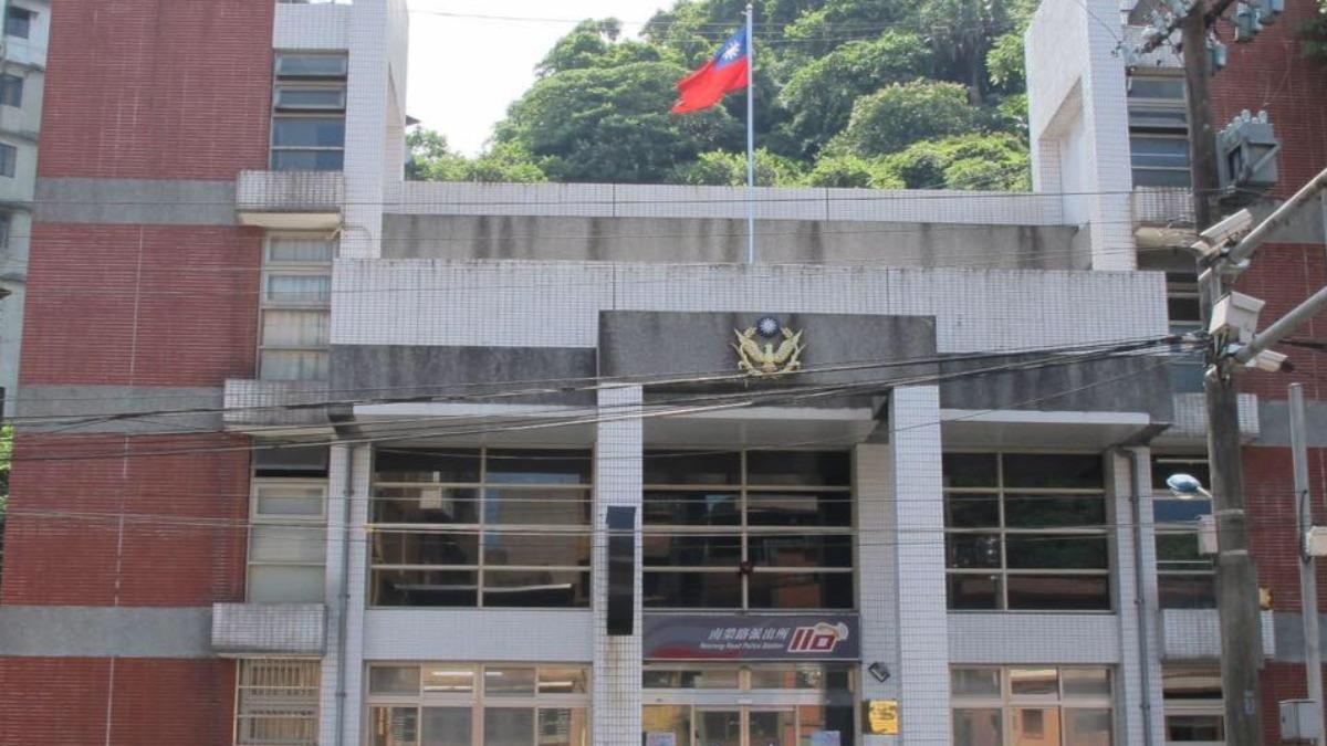替友抱不平!基隆男烙人衝警局尋仇 潑辣椒水襲警慘了