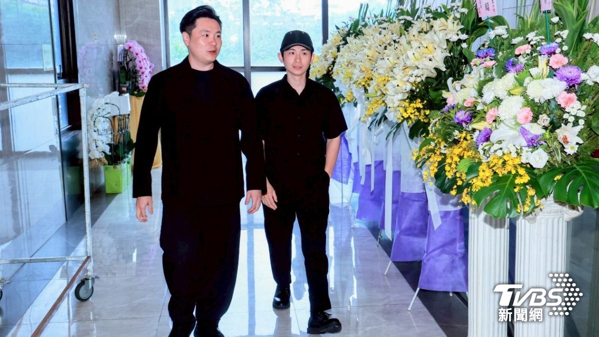 博恩(右)到場致意。(圖/趙世平攝)