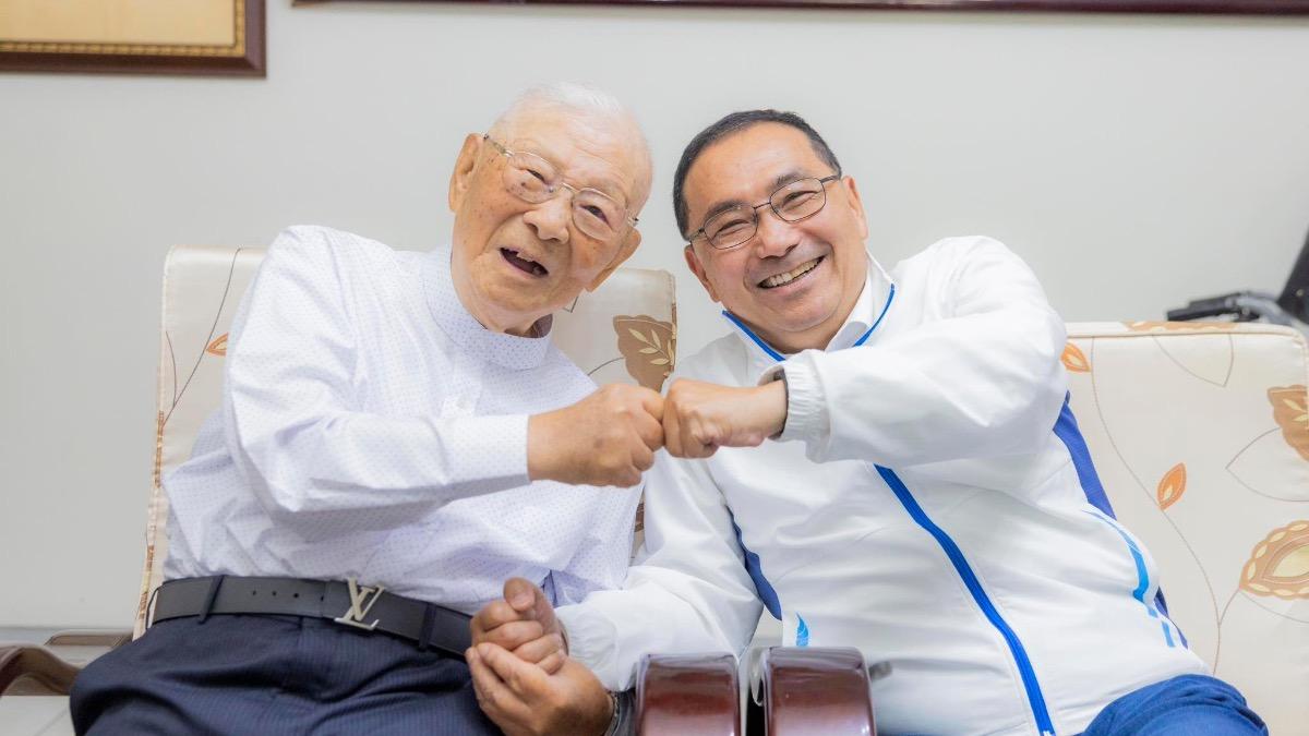 侯友宜前年替許歷農過生日。（圖／侯友宜粉專）