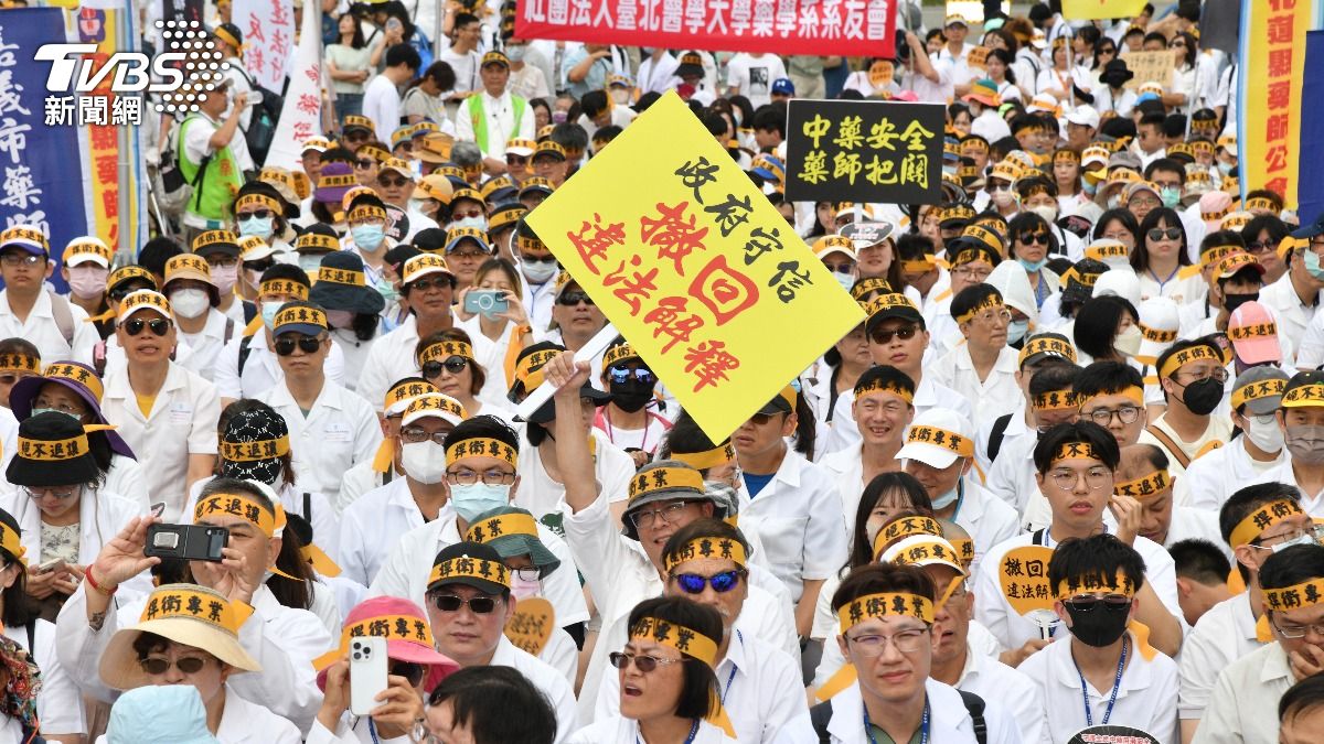 衛生福利部發布的「衛部中字第1141860113號解釋令」,引起藥界嚴正抗議。(圖/胡瑞麒攝)