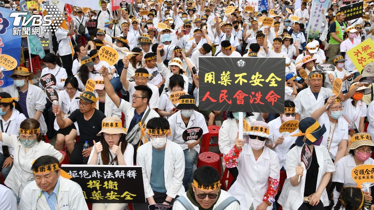 讓未具藥事專業、未經「藥師」國家考試的特定人員販售中藥,藥師界質疑其用藥安全。(圖/胡瑞麒攝)