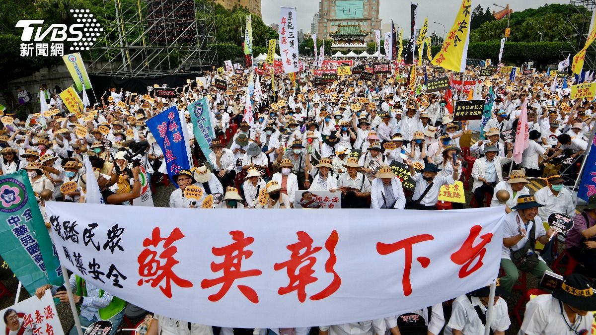 藥師怒舉衛福部中醫藥司司長蘇奕彰下台旗幟。(圖/胡瑞麒攝)