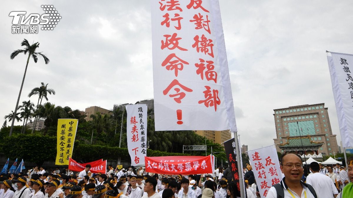 全國藥學系學會也聯合表達訴求。(圖/胡瑞麒攝)