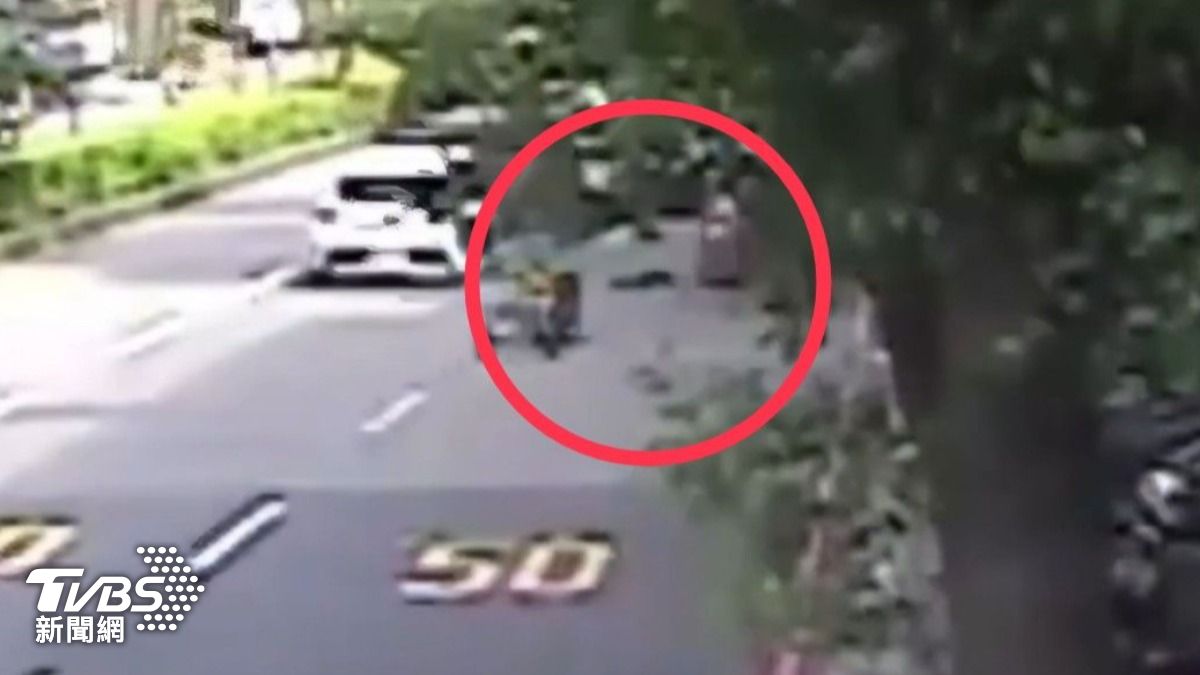 輔助輪噴飛「自己跑」?兩部機車中間穿越後 擊倒路旁停放機車
