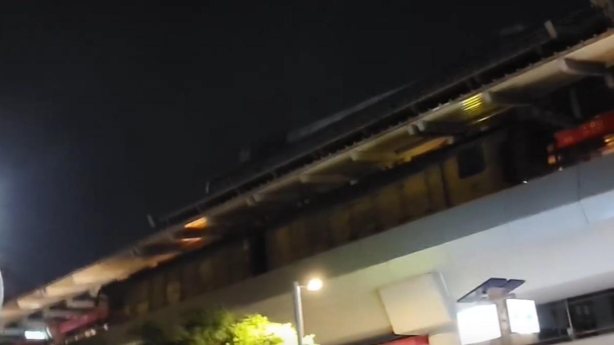 網友分享深夜直擊北捷一輛老舊殘破「幽靈列車」進站。(圖/@a_kai2000授權提供)