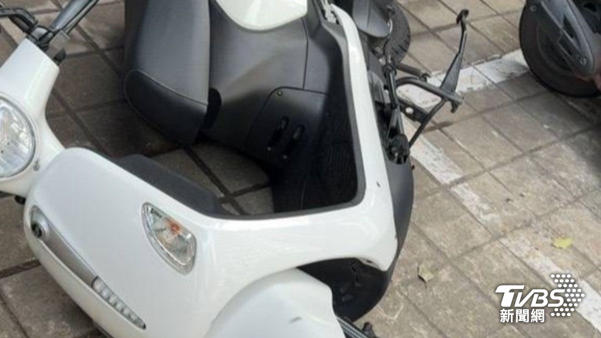 拖吊意外造成車損，警方隨即留下字條，並通知車主。賠償問題由拖吊業者進行調解及賠償。（圖／海山分局提供）