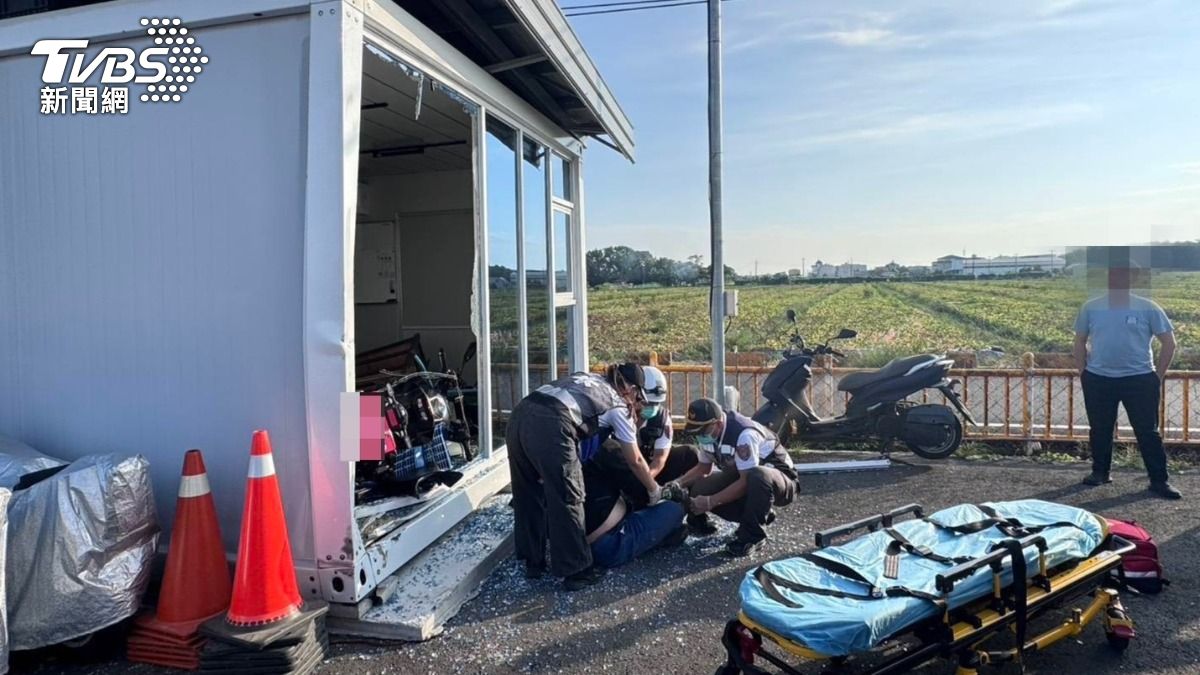 高雄駕訓班爆車禍!重機男練車衝進鐵皮屋 慘摔畫面曝光