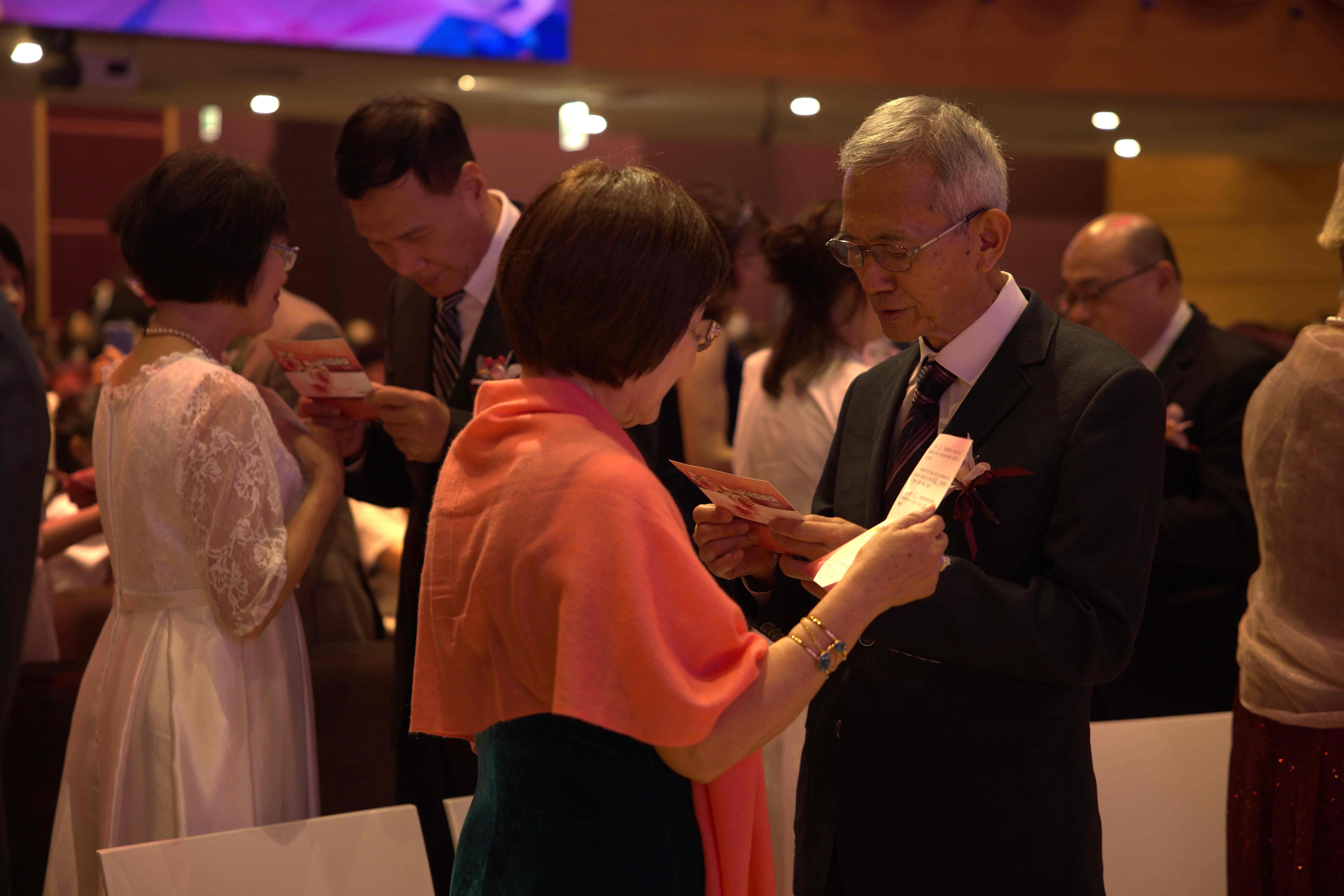 22對夫妻於盟約婚禮中攜手重立婚約，其中金婚夫妻已結婚53年，見證婚姻可以歷久彌堅、愛情可以更新。（圖／夏凱納教會提供）