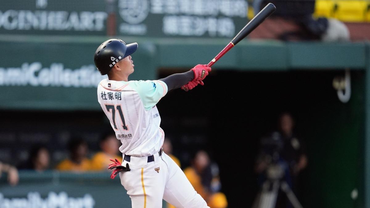 台鋼本場第4發全壘打,由7棒杜家明貢獻。(圖/翻攝自臉書@TSGHAWKS)