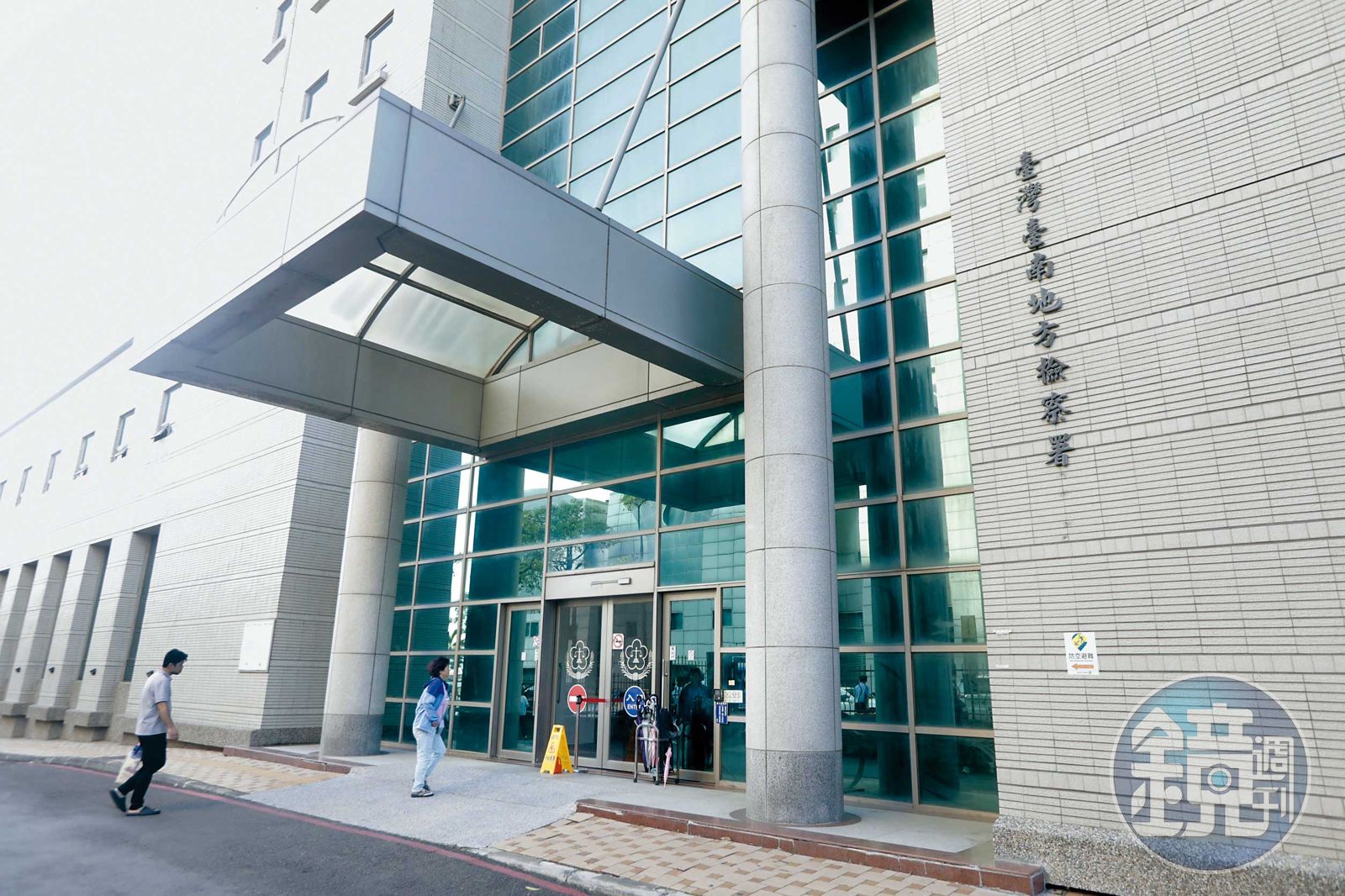 盧君星膽大包天,竟潛入台南地檢署女廁所偷拍如廁畫面。(圖/鏡週刊)