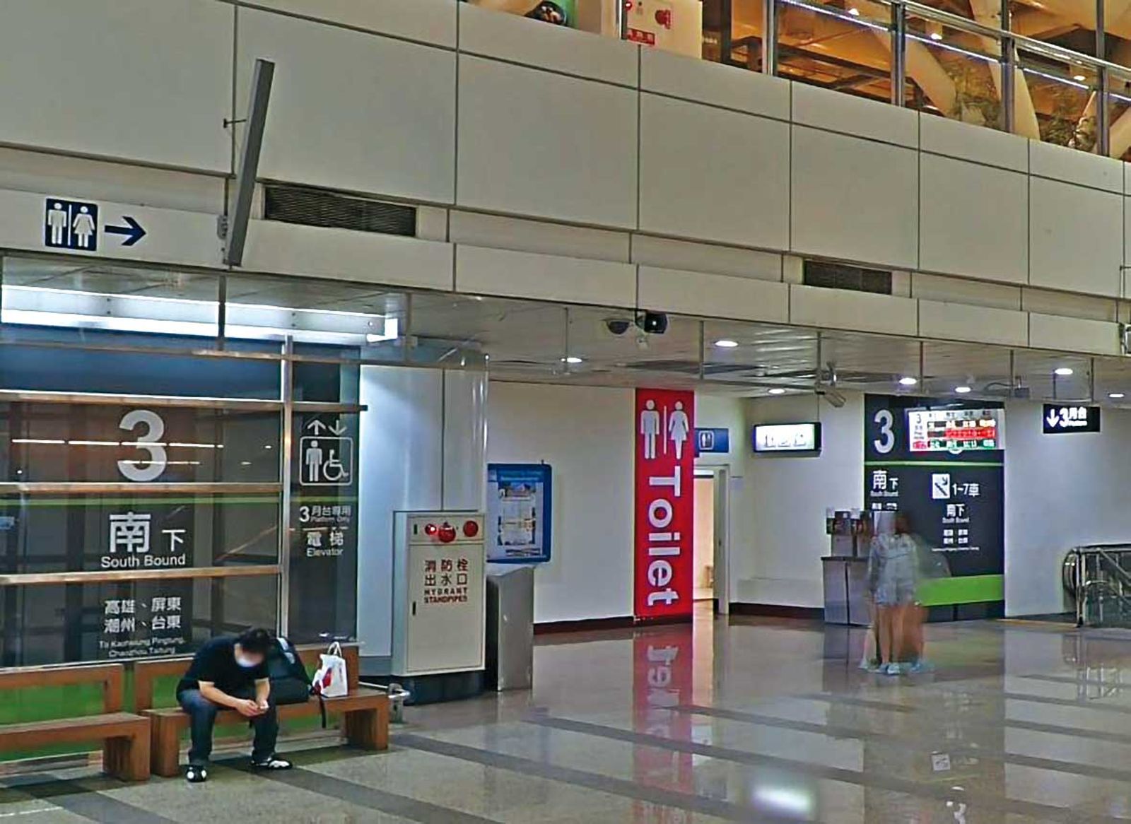盧嫌躲進台鐵新左營車站女廁偷拍遭法院判刑。(圖/翻攝自Google Maps)