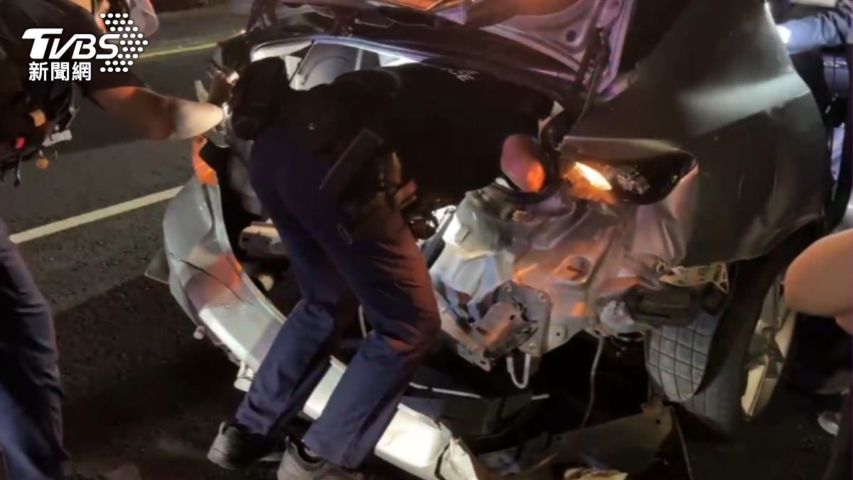 拒檢逃逸!台中男路中倒車 2人「車被撞爛」大嘆倒楣
