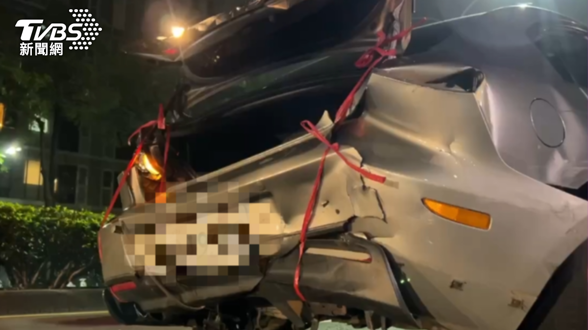 銀色轎車車尾近乎全毀。(圖/TVBS)