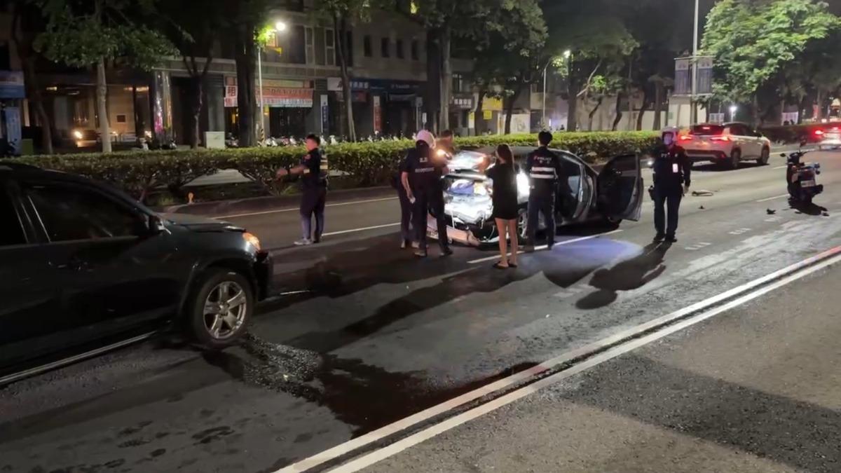 有兩輛無辜車主被拒檢逃逸車輛波及。(圖/TVBS)