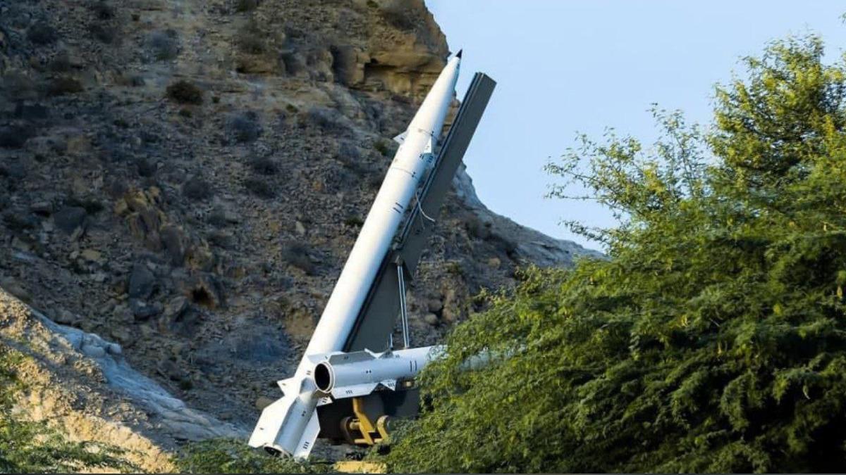 伊朗展示射程1200公里新型飛彈　喊目標美國基地