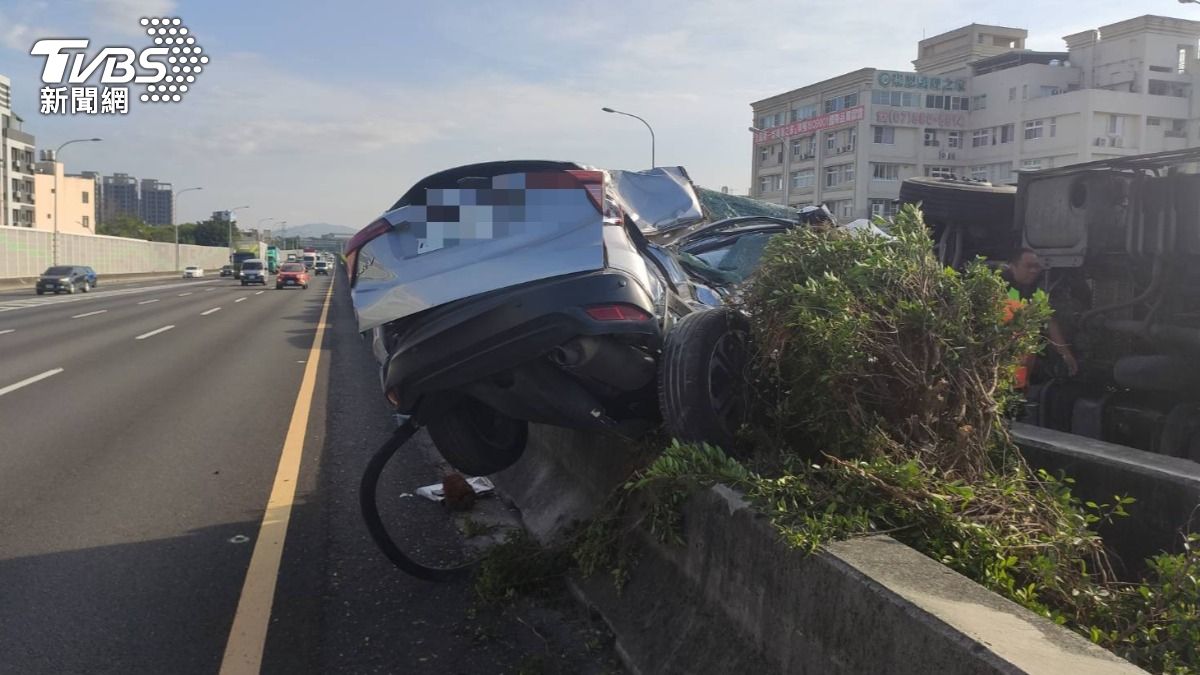 小客車衝上分隔島。(圖/TVBS)