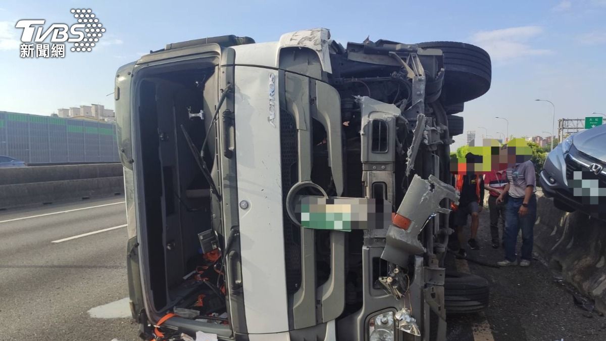國1楠梓交流道「4車追撞」!貨櫃車側翻 小客車衝上分隔島