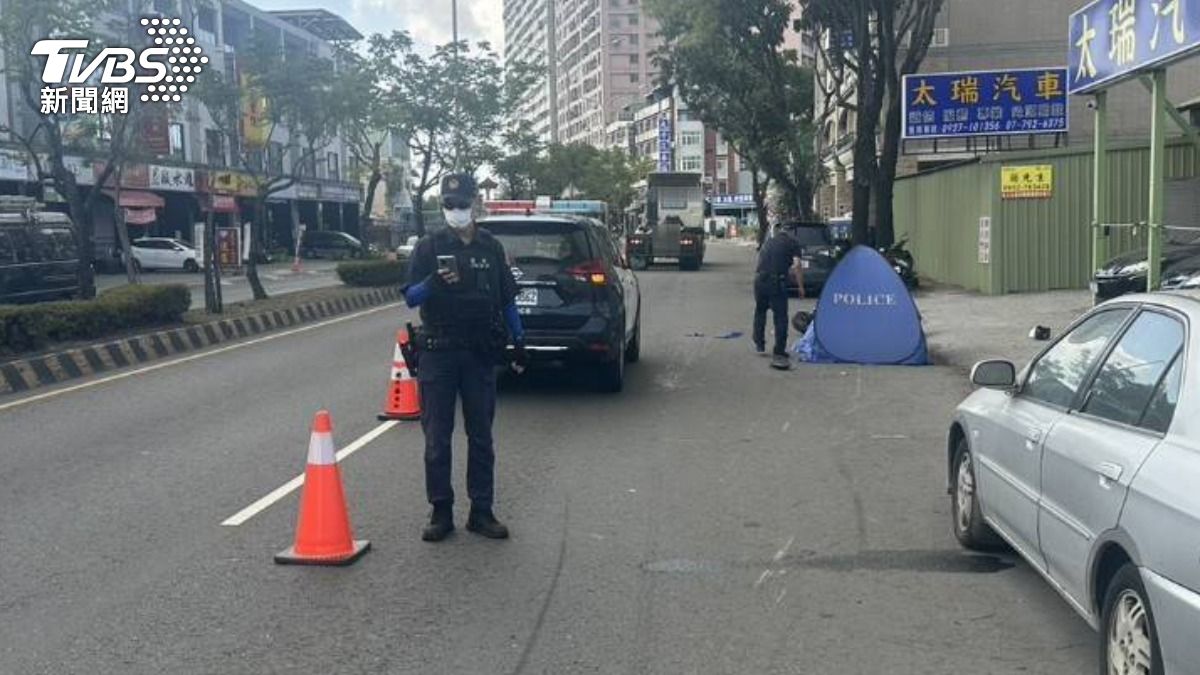 快訊/高雄驚悚死亡車禍!六旬騎士慘捲巨輪下爆頭 當場不治
