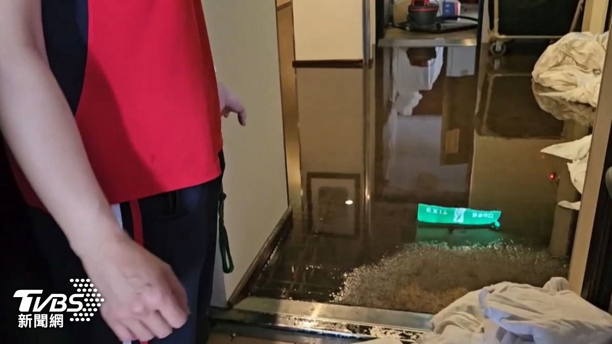 疑菸蒂惹禍！新北旅店10樓火警「2酒醉女送醫」　內部畫面曝