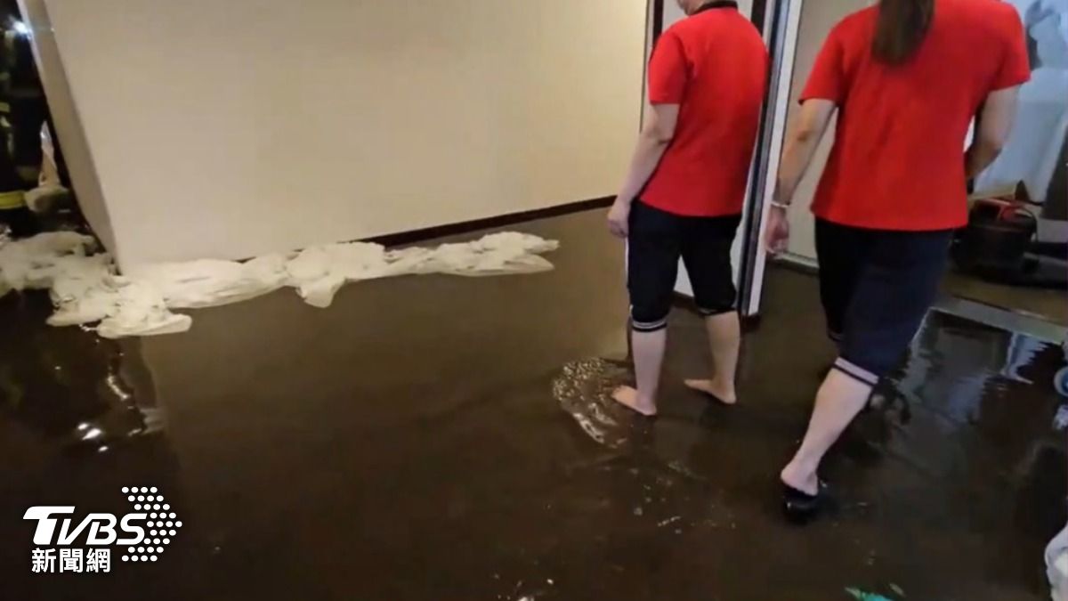 工作人員趕緊拿出毛巾吸水。(圖/TVBS)