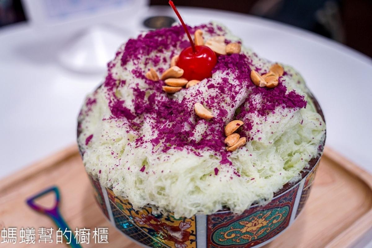 「來吃香菜雪花冰」以香菜口味的冰磚為基底,加上紫薯脆片、花生脆粒和櫻桃。(圖/螞蟻幫的櫥櫃提供)