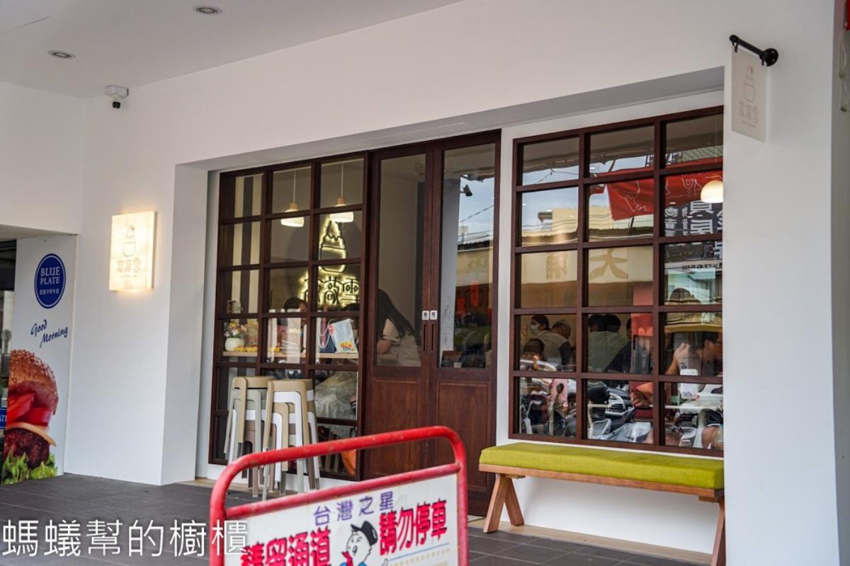 「敲敲雪冰舖」主打各式各樣的創意冰品,標榜每顆冰磚都是手工製作而成。(圖/螞蟻幫的櫥櫃提供)