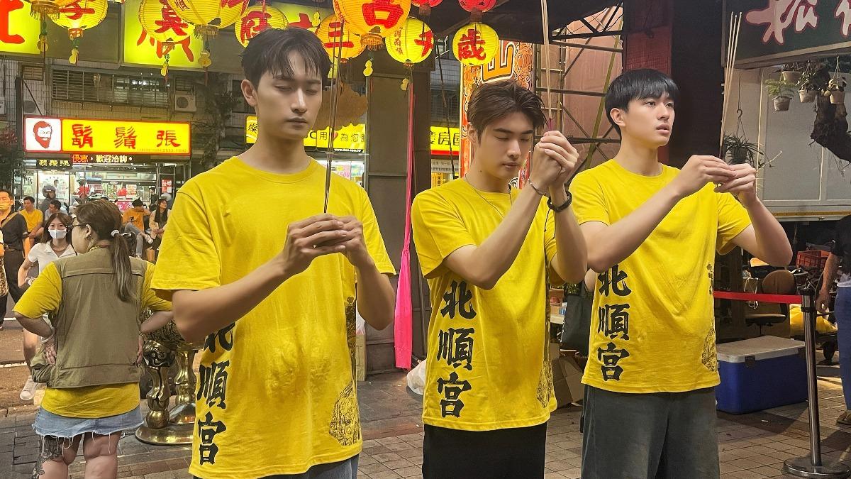 毛祁生（左起）、朴靖恆、徐瑋澤求神保佑。（圖／海王天璽提供）
