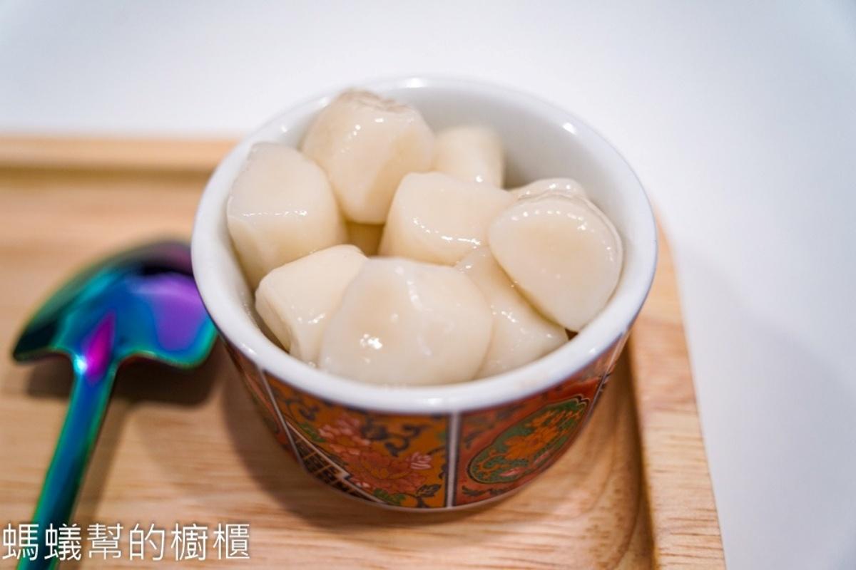 點香菜雪花冰,配料會附上蜜漬過的白玉糰子,口感很Q。(圖/螞蟻幫的櫥櫃提供)