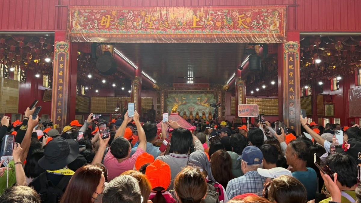白沙屯媽祖、山邊媽祖及六房媽祖「三媽相會」，8時05分到9時整停駕，吸引信徒搶拍。（圖／翻攝自白沙屯拱天宮臉書）