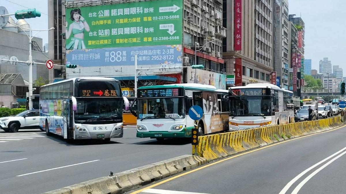 快訊／台北車站前3大車擦撞　忠孝西路往三重全線封閉塞爆