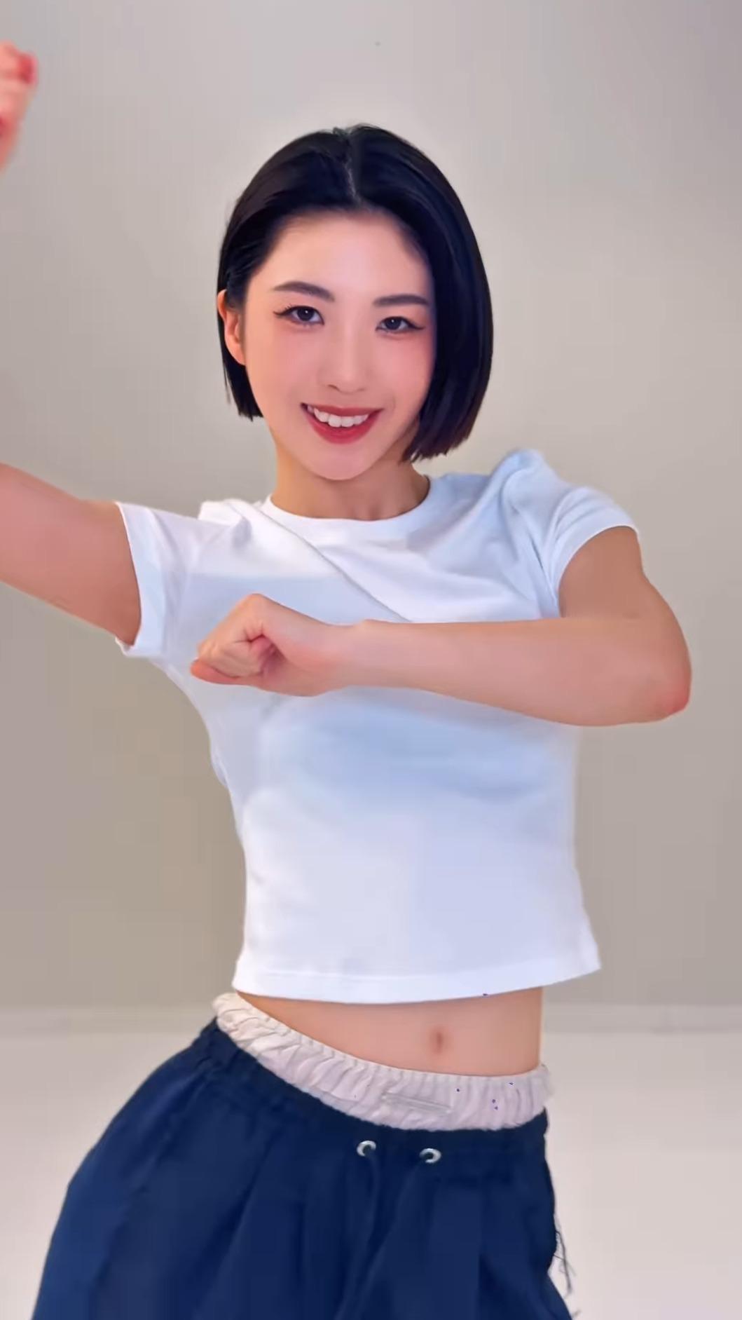 nona換上白T露出水蛇腰。(圖/翻攝自IG)